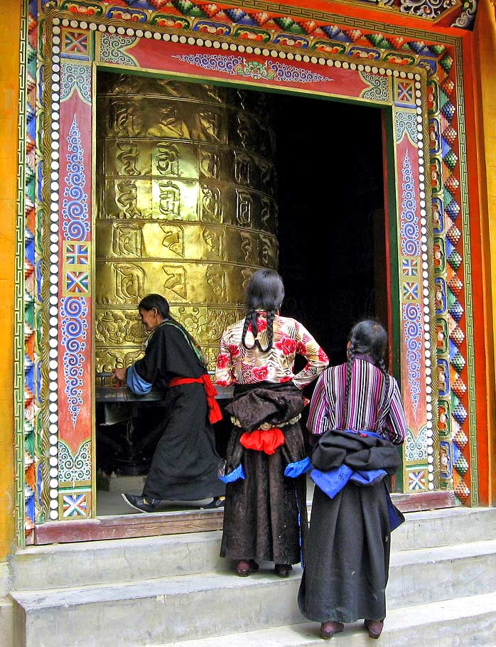 роспись входного портала Тибет
