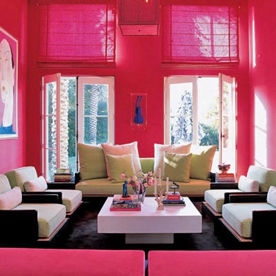 яркий декор гостиной в розовом цвете