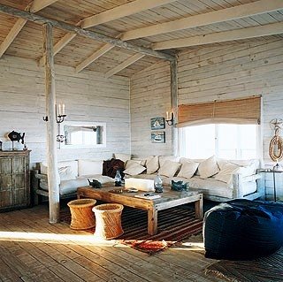 интерьер деревянной гостиной в сельском стиле
