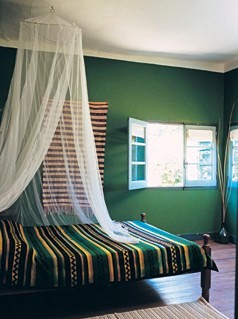 яркий интерьер спальни зеленого цвета