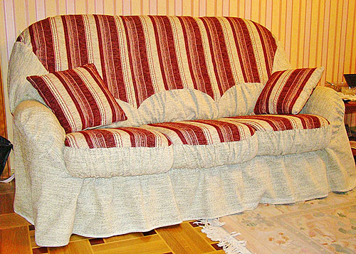 Красивый полосатый чехол на диван 6